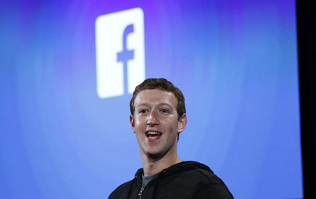 Глава Facebook в прямом эфире показал свое рабочее место