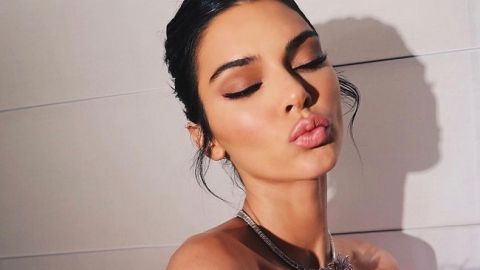 На солодке: Кендалл Дженнер "підірвала" мережу грайливою сукнею-макаруном