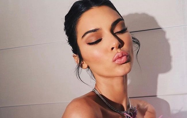 На сладкое: Кендалл Дженнер "взорвала" сеть игривым платьем-макаруном