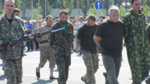 Участникам "парада пленных" в Донецке объявили подозрения