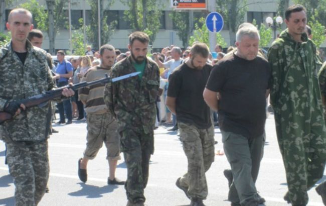 Участникам "парада пленных" в Донецке объявили подозрения