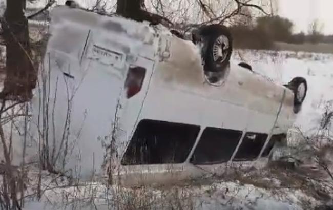 Слетела с трассы: под Киевом перевернулась маршрутка