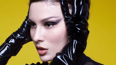 Латексная гейша MARUV всколыхнула сеть супероткровенными танцами в новом клипе