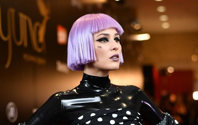 MARUV підкорює плавними вигинами в леопардовому купальнику на відпочинку в Туреччині