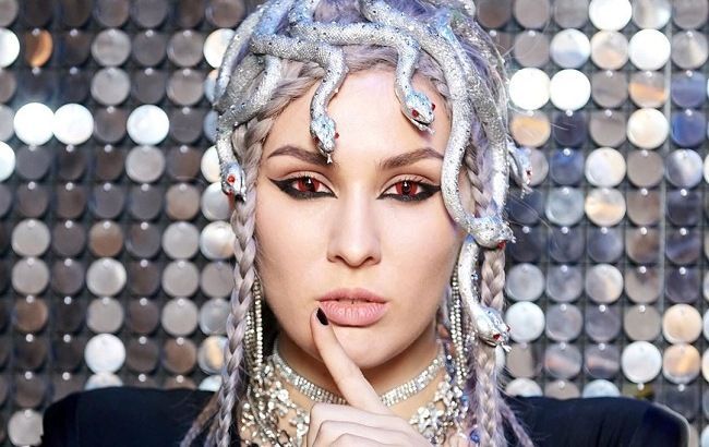 Латексна балерина: MARUV на пуантах приголомшила ляльковим новорічних образом