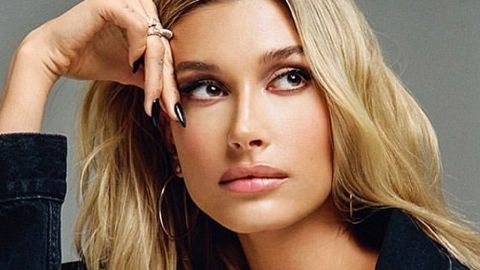 Горячо! Хейли Бибер взорвала сеть идеальной фигурой в соблазнительном вечернем платье