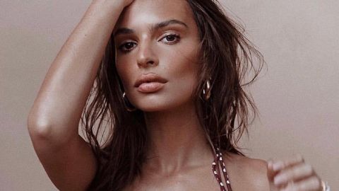 Кукла Барби: Эмили Ратаковски показала безупречную фигуру в платье самого модного оттенка