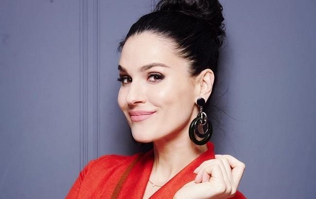 Обольстительная Ефросинина пленила волнительными изгибами в "змеином" платье