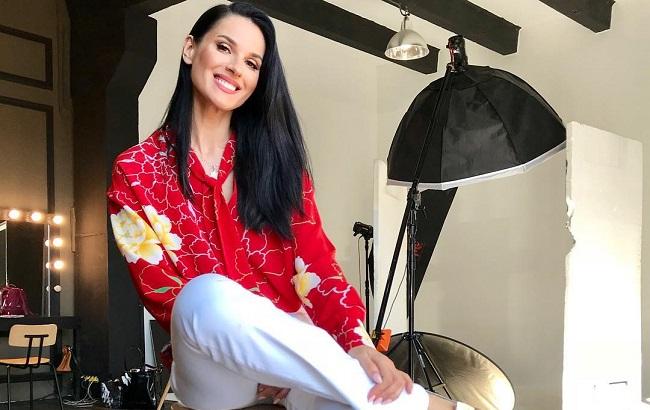 "Похожа на Деми Мур": строгая Ефросинина блеснула "золотым" образом