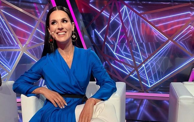 Игривая Маша Ефросинина засветила стройные ножки в ванной