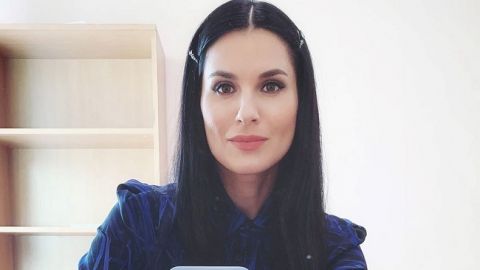 Маша Ефросинина соблазнила "бесконечными" ногами в одном только пиджаке (видео)