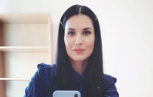 Маша Єфросиніна спокусила "нескінченними" ногами в одному піджаку (відео)