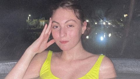 Вид сзади: полуголая 15-летняя Маша Полякова позирует в одном бикини