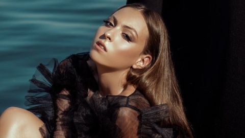 Мамина красота: дочь Поляковой в платье-пиджаке сверкнула длинными ножками