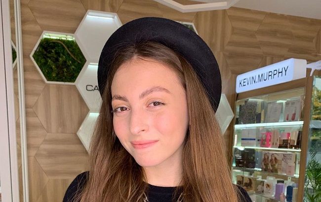 "Со всеми дружу": дочь Поляковой в мини-платье показала своих одноклассниц