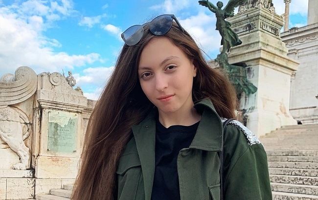 "Красотка мамина": дочь Оли Поляковой блеснула стильным образом в приталенном комбинезоне