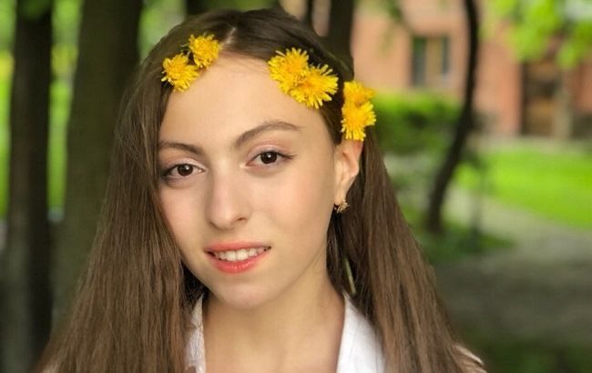 Дочка Олі Полякової в коротких шортах і на підборах показала майстерність дефіле (відео)
