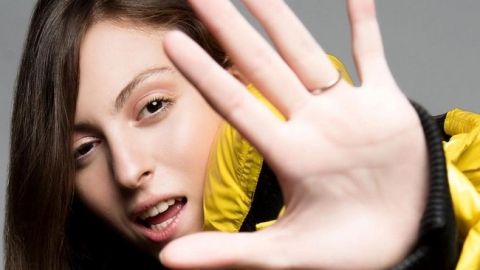 Так похожа на маму: 15-летняя дочь Оли Поляковой очаровала красотой на милом фото с собачкой