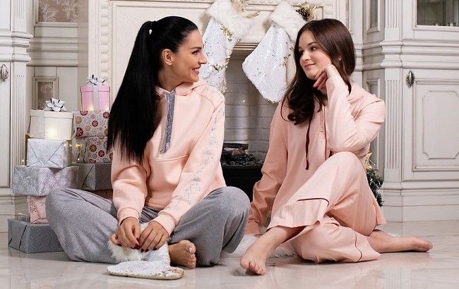 По-домашньому мило: Маша Єфросиніна зачарувала сімейною різдвяною фотосесією