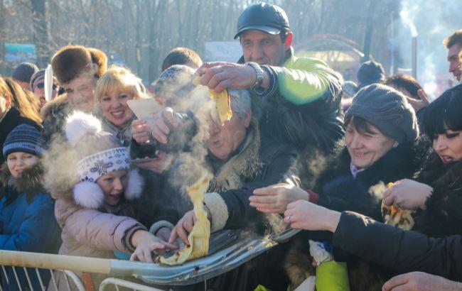 Російським чиновникам заборонили годувати людей млинцями з лопати