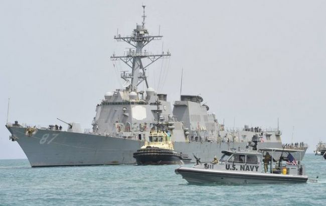 США направили есмінець до місця підриву танкерів у Оманській затоці
