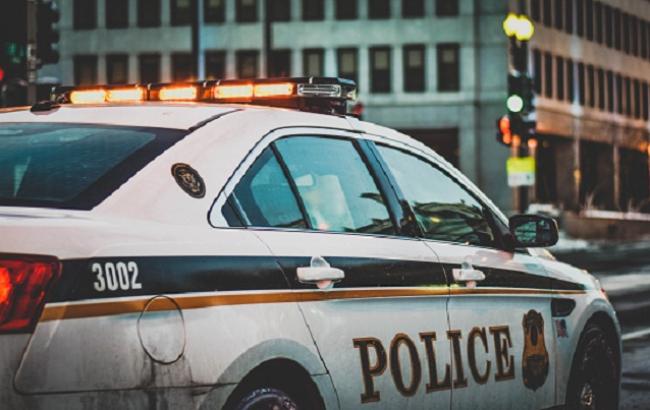 В Запорожье выпивший мужчина устроил танцы на полицейском автомобиле