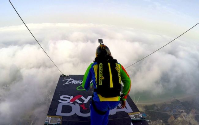 С самого высокого здания в мире одновременно прыгнули 558 парашютистов