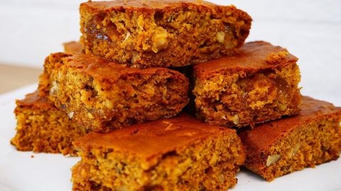 Без яєць та на мінеральній воді: рецепт незвичного заливного пирога з варенням