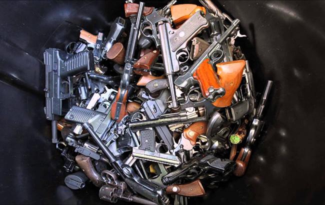 Поліція у Нью-Йорку затримала вісім осіб за контрабанду зброї