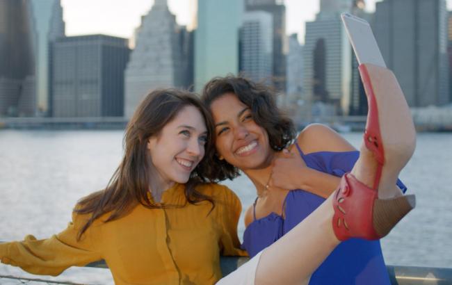 Американская компания придумала туфли для съемки селфи