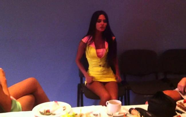 Катя Ли поразила платьем из пены