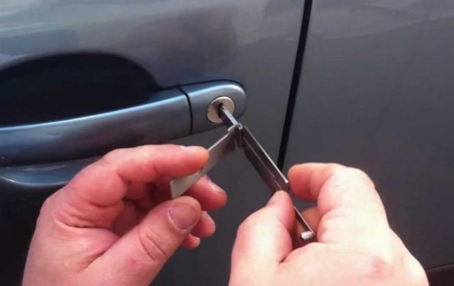 Не тільки злодії зацікавлені у відкритті дверних замків