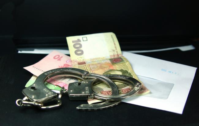 Пойманным на взятке в Киевской обл. чиновникам объявлено о подозрении, - МВД