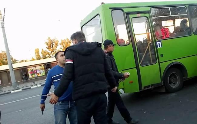 В Харькове маршрутчик с ножом набросился на "героя парковки"