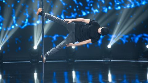 Самый известный пилонист-"монах" Дима шокировал, победив гравитацию: это нужно увидеть!