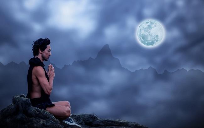 Емоції через край: чого чекати від повного місяця 22 грудня