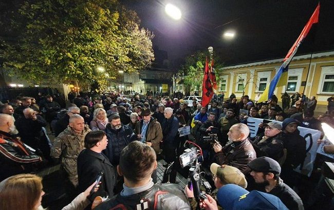 Под посольством Польши устроили акцию в поддержку Мазура