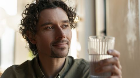 Названо рідину, яка допомагає зберегти зір на довгі роки: пийте її щодня!