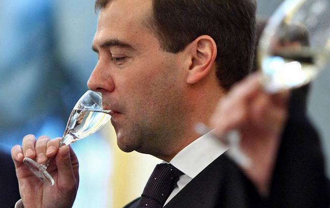 Медведев разрешил уничтожать в России незаконный алкоголь