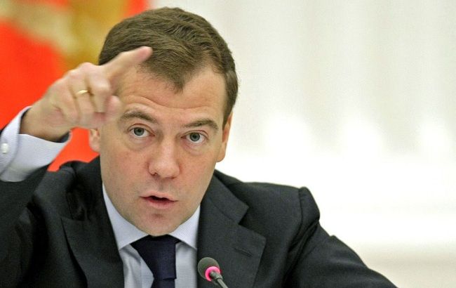 Медведев: Россия продолжит поставлять оружие в Армению и Азербайджан