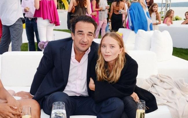 Зведений брат Ніколя Саркозі одружився на близнючки Олсен