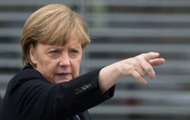 Меркель обіцяє розглянути спрощення процедури депортації мігрантів
