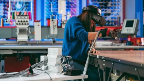 Meta разрабатывает VR-перчатку: можно будет ощущать объекты в виртуальной реальности