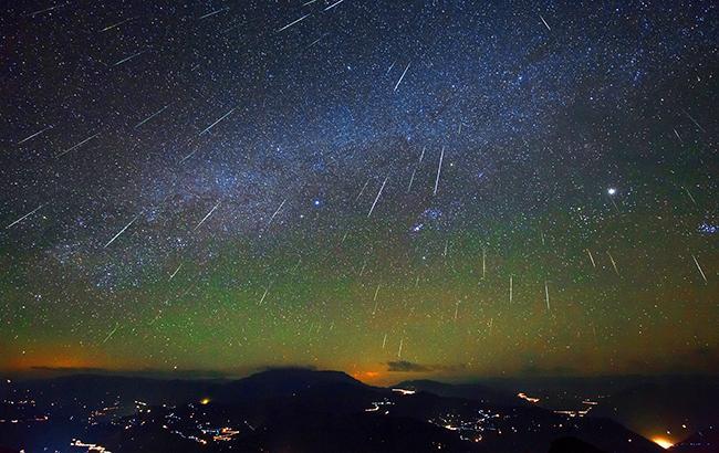 Украинцу удалось сфотографировать метеоритный дождь Персеиды