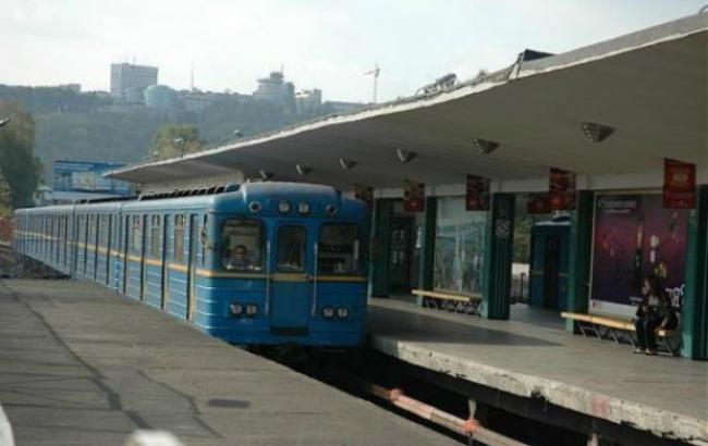 Станція метро "Дарниця" закрита після повідомлення про мінування