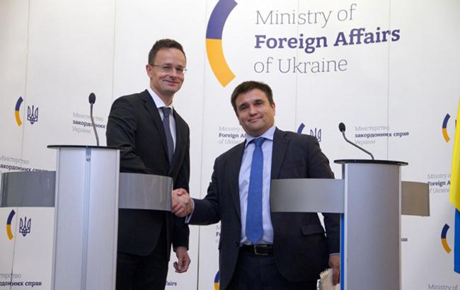 Глава МЗС Угорщини планує обговорити мовне питання з українським колегою