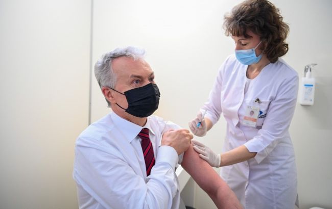 Президент Литвы вакцинировался от COVID препаратом AstraZeneca