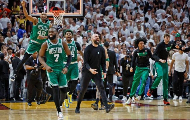 НБА: "Бостон" в последней атаке вырвал третью победу в серии против "Майами"
