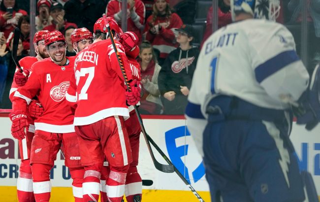 Форвард "Детройта" с четырьмя пунктами возглавил тройку звезд вечера НХЛ: видео