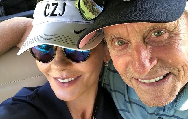 В Африку гулять: Кэтрин Зета-Джонс с мужем и детьми устроили "жаркие" рождественские каникулы